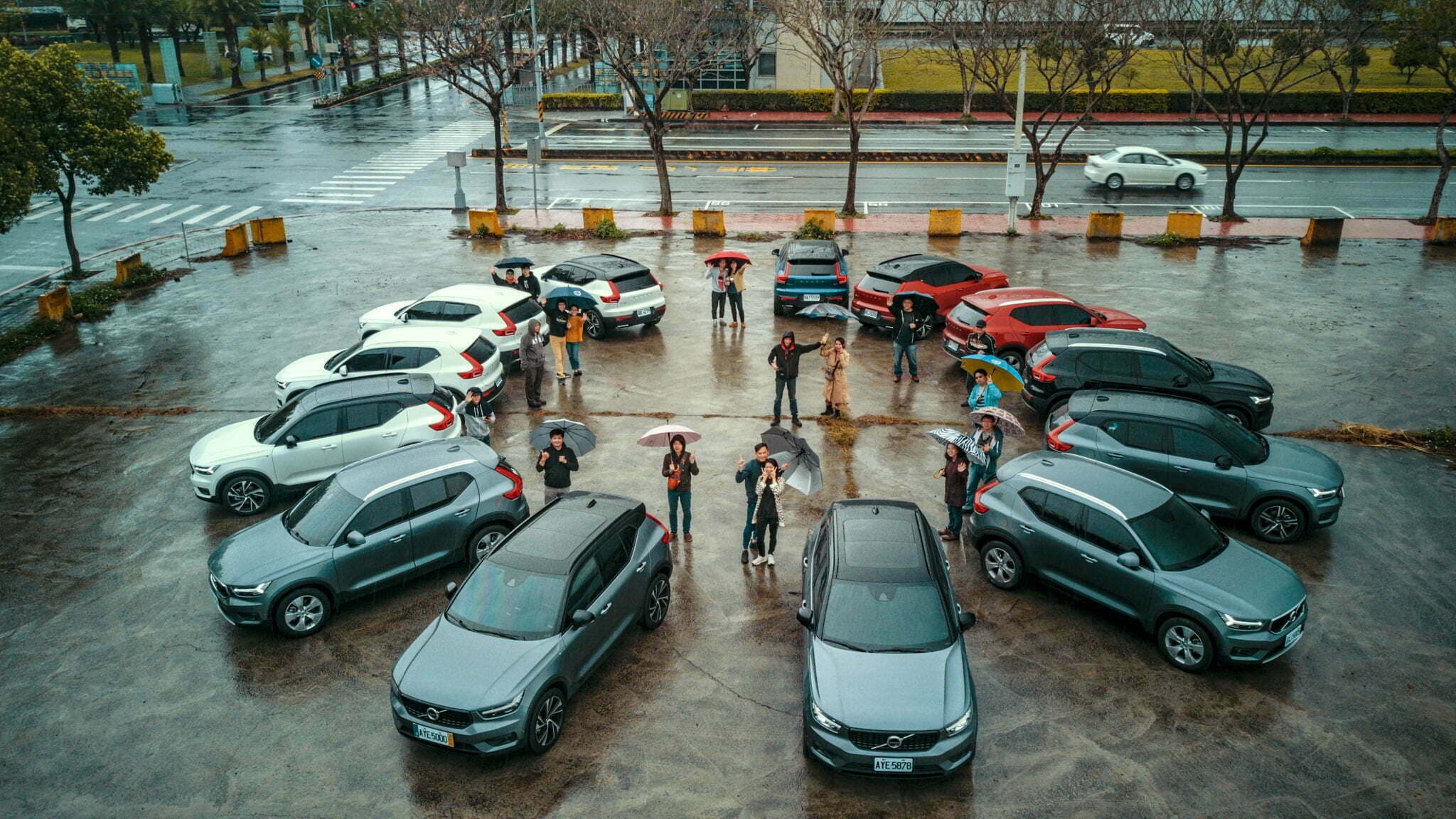 雨天相聚的 VOLVO XC40 車主與車隊